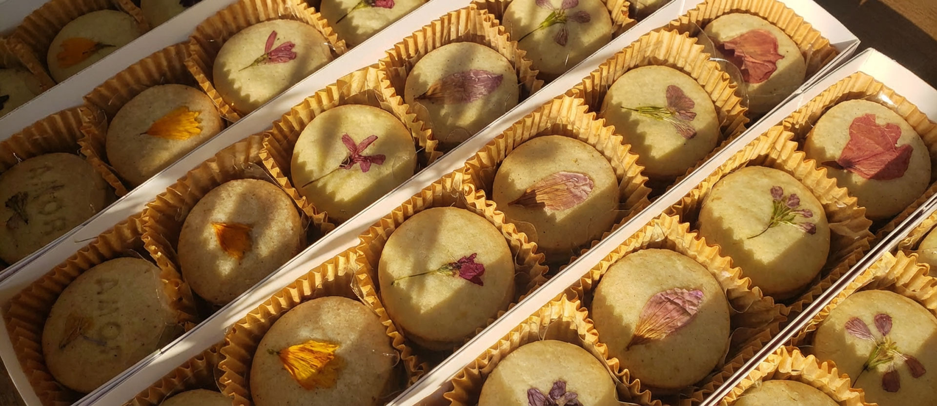 Biscoitos florais organizados em caixas